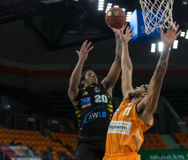 他在中场的 他在中场的